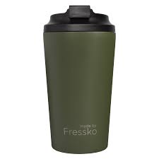 Green tumbler with black lid on a white background, branded 'Fressko'.