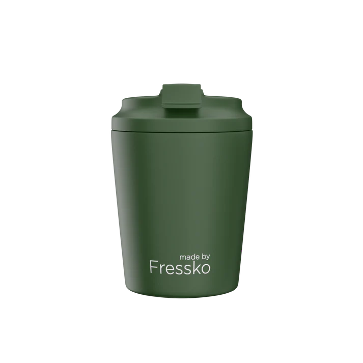 Green thermos cup with 'made by Fressko' branding on a white background