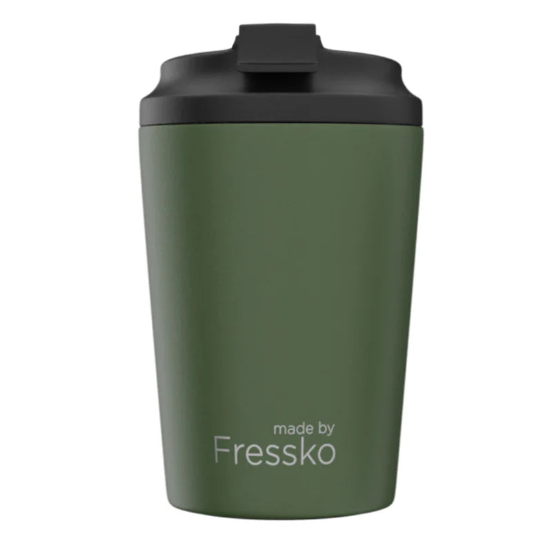 Green tumbler with black lid on a white background, branded 'made by Fressko'.